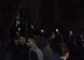Protestuesit zhvendosen te bashkia e Tiranës, futen brenda godinës pasi thyen derën