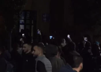 Protestuesit zhvendosen te bashkia e Tiranës, futen brenda godinës pasi thyen derën