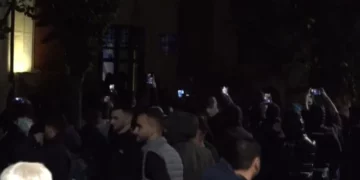 Protestuesit zhvendosen te bashkia e Tiranës, futen brenda godinës pasi thyen derën