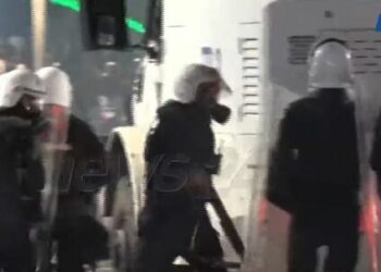 Situatë e rrezikshme në bulevard! Efektivët e policisë nisin të qëllojnë me plumba gome drejt të rinjve
