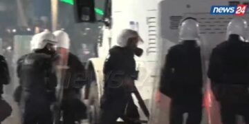 Situatë e rrezikshme në bulevard! Efektivët e policisë nisin të qëllojnë me plumba gome drejt të rinjve