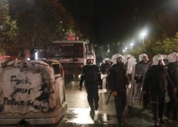 “Në 5 ditë, janë dokumentuar 17 incidente ndaj gazetarëve” – AGSH: Në një rast, gazetarët u penguan në prani të Kryepolicit Skënder Hit