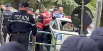 Shkelma dhe dhunë, momenti kur policia shoqëron me forcë protestuesit