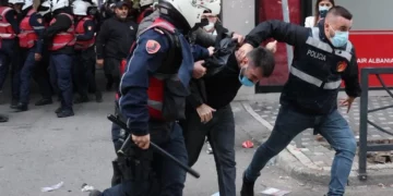 12 eurodeputetë kërkojnë sqarime nga Kaja Kallas: Hetoni dhunën policore në Shqipëri