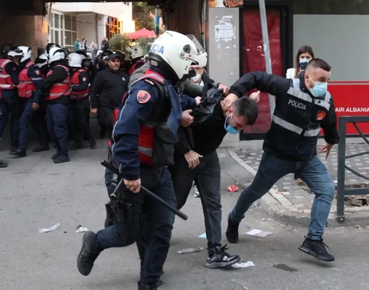 12 eurodeputetë kërkojnë sqarime nga Kaja Kallas: Hetoni dhunën policore në Shqipëri