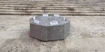 Edi Rama vijon avazin, kërkon dialog me ‘show’ para Kryeministrisë