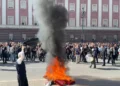 Nis revolta kombëtare, protestuesit djegin ‘tryezën e dialogut’ të kryeministrit Rama