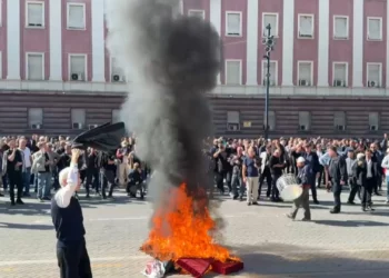 Nis revolta kombëtare, protestuesit djegin ‘tryezën e dialogut’ të kryeministrit Rama