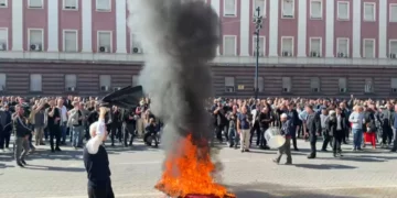Nis revolta kombëtare, protestuesit djegin ‘tryezën e dialogut’ të kryeministrit Rama