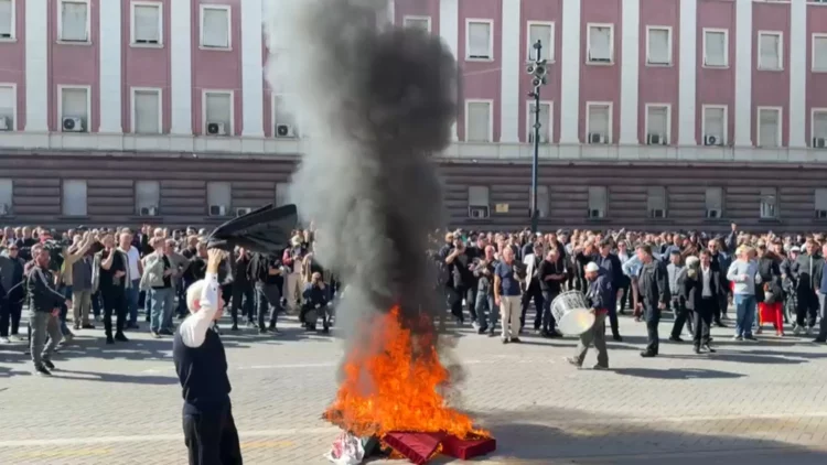 Nis revolta kombëtare, protestuesit djegin ‘tryezën e dialogut’ të kryeministrit Rama