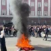 Nis revolta kombëtare, protestuesit djegin ‘tryezën e dialogut’ të kryeministrit Rama