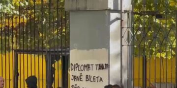 “Diplomat tuaja janë bileta për arratisje”, mesazhi i studentëve në protestën para Ministrisë së Arsimit