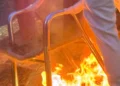 Protestuesit i vendosin flakën një karrige: Hajde për dialog tani