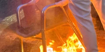 Protestuesit i vendosin flakën një karrige: Hajde për dialog tani