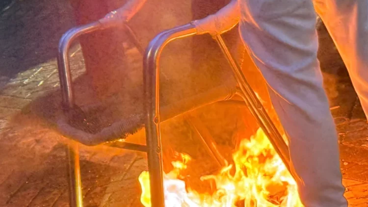 Protestuesit i vendosin flakën një karrige: Hajde për dialog tani