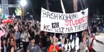 “Dorëheqje, dorëheqje”, nis marshimi i protestuesve në rrugët e kryeqytetit
