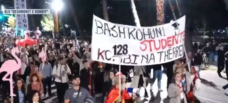 “Dorëheqje, dorëheqje”, nis marshimi i protestuesve në rrugët e kryeqytetit