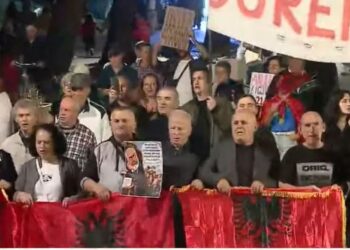 “Sazani, Zvërneci në fyt do ju ngecin”, thirrjet protestuesve në bulevard: Dorëheqje!