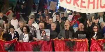 “Sazani, Zvërneci në fyt do ju ngecin”, thirrjet protestuesve në bulevard: Dorëheqje!
