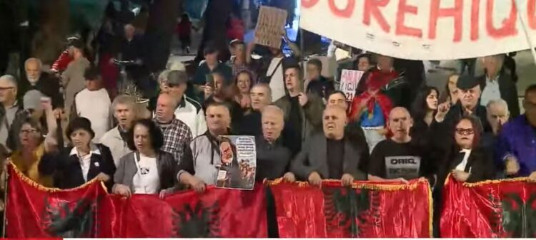 “Sazani, Zvërneci në fyt do ju ngecin”, thirrjet protestuesve në bulevard: Dorëheqje!
