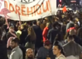 Mbyllen fjalimet te Kryeministria, protestuesit marshojnë drejt komisariatit 3: Kërkojmë lirimin e Arturit, mos mbani peng qytetarin!