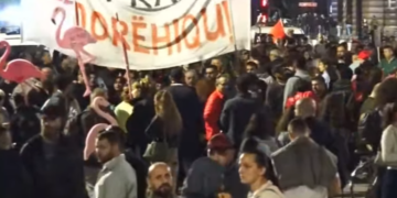 Mbyllen fjalimet te Kryeministria, protestuesit marshojnë drejt komisariatit 3: Kërkojmë lirimin e Arturit, mos mbani peng qytetarin!