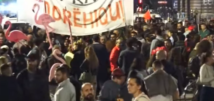 Mbyllen fjalimet te Kryeministria, protestuesit marshojnë drejt komisariatit 3: Kërkojmë lirimin e Arturit, mos mbani peng qytetarin!