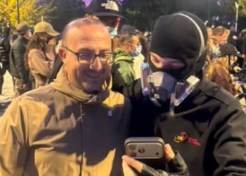 Deputeti Saimir Korreshi i bashkohet protestës në Tiranë/ I vetmi nga PD që pranohet nga turma