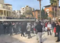 Edhe Durrësi në protestë, të rinjtë ndezin zjarr para bashkisë