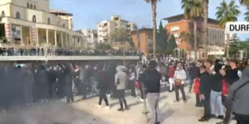 Edhe Durrësi në protestë, të rinjtë ndezin zjarr para bashkisë