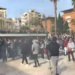 Edhe Durrësi në protestë, të rinjtë ndezin zjarr para bashkisë