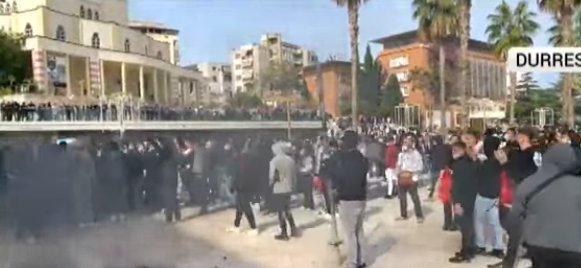 Edhe Durrësi në protestë, të rinjtë ndezin zjarr para bashkisë