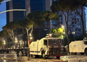 “Molotovë, gaz lotsjellës, plumba gome dhe flakë”, DW: Përplasjet në ditën e pestë të protestës, më të ashprat! Dhjetëra të lënduar