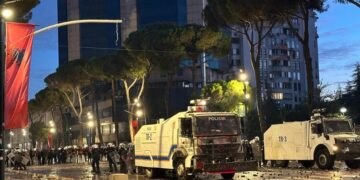 “Molotovë, gaz lotsjellës, plumba gome dhe flakë”, DW: Përplasjet në ditën e pestë të protestës, më të ashprat! Dhjetëra të lënduar
