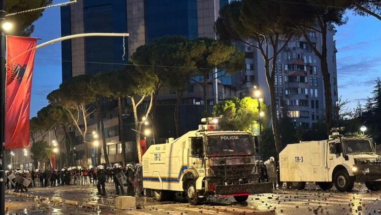 “Molotovë, gaz lotsjellës, plumba gome dhe flakë”, DW: Përplasjet në ditën e pestë të protestës, më të ashprat! Dhjetëra të lënduar