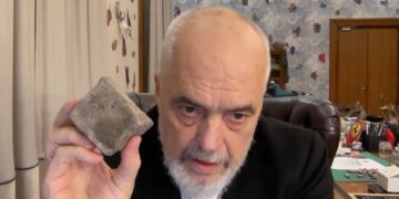 “Kërkohet gjak!”/ Rama u kujton shqiptarëve “21 Janarin”: U vranë me plumba 4 persona që nuk dëmtuan asnjë institucion
