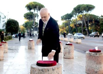 Rama nxjerr sërish ‘gurët’ para Kryeministrisë: Pranoni dialogun ose ju pret burgu!