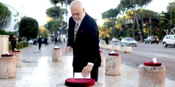 Rama nxjerr sërish ‘gurët’ para Kryeministrisë: Pranoni dialogun ose ju pret burgu!