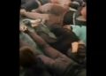 Komisariati plot me protestues, të rinjtë të shtrirë dhe të dhunuar barbarisht (VIDEO)