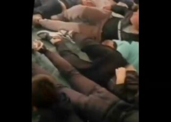 Komisariati plot me protestues, të rinjtë të shtrirë dhe të dhunuar barbarisht (VIDEO)