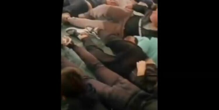 Komisariati plot me protestues, të rinjtë të shtrirë dhe të dhunuar barbarisht (VIDEO)