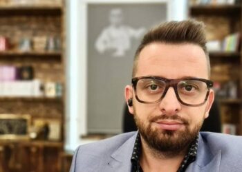 Denoncimi i gazetarit: Kryebashkiaku i Kolonjës, Erion Isai u kërkon favore se*suale punonjësve meshkuj