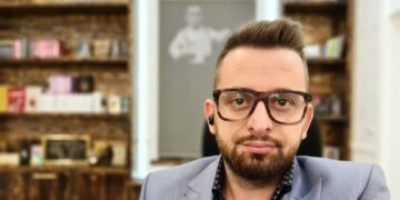 Denoncimi i gazetarit: Kryebashkiaku i Kolonjës, Erion Isai u kërkon favore se*suale punonjësve meshkuj
