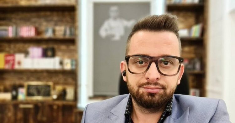 Denoncimi i gazetarit: Kryebashkiaku i Kolonjës, Erion Isai u kërkon favore se*suale punonjësve meshkuj