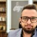 Denoncimi i gazetarit: Kryebashkiaku i Kolonjës, Erion Isai u kërkon favore se*suale punonjësve meshkuj