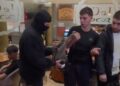 Policia ndërhyn brenda lokalit te Tajvani! Efektivët e maskuar shoqërojnë 3 të rinj: Nuk kemi bërë asgjë