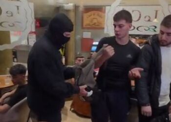 Policia ndërhyn brenda lokalit te Tajvani! Efektivët e maskuar shoqërojnë 3 të rinj: Nuk kemi bërë asgjë