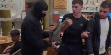 Policia ndërhyn brenda lokalit te Tajvani! Efektivët e maskuar shoqërojnë 3 të rinj: Nuk kemi bërë asgjë