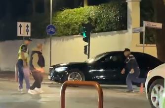 (VIDEO) Aktivisti godet me vezë makinën ku ndodhej Rama, arrestohet nga policia