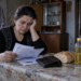 Qeveria lë në mëshirë të fatit të varfrit, ndihma ekonomike 7,253 lekë në muaj